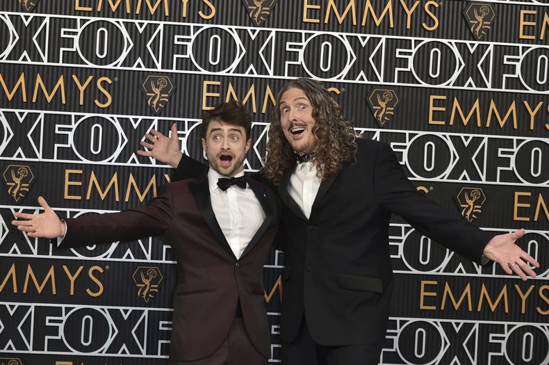 Daniel Radcliffe, izquierda, y Weird Al Yankovic llegan a la 75a edición de los Premios Emmy el lunes 15 de enero de 2024 en el Teatro Peacock de Los Ángeles. (Foto Richard Shotwell/Invision/AP)