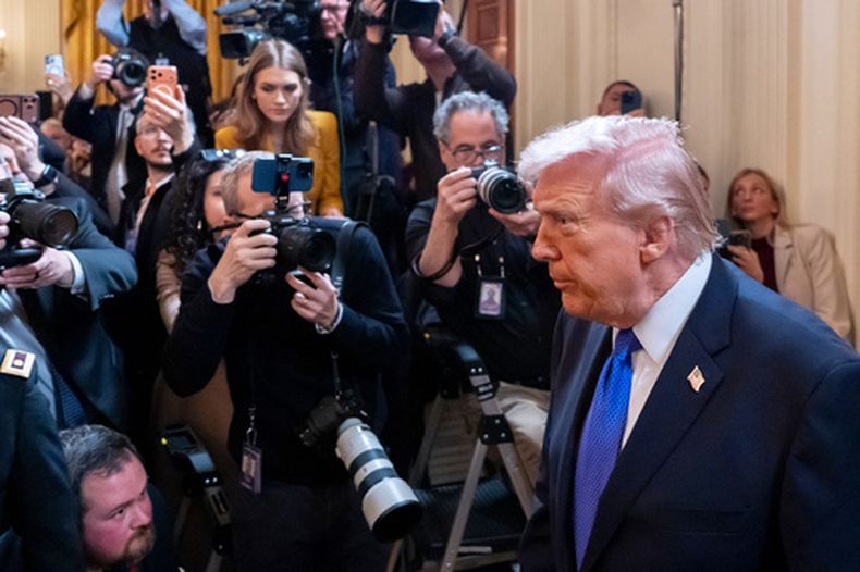 El presidente Donald Trump llega para una ceremonia de la Medalla de Honor en el Salón Este de la Casa Blanca, el lunes 2 de marzo de 2026, en Washington. (Foto AP/Alex Brandon)
