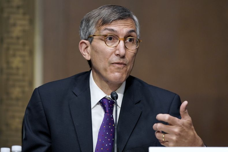 El doctor Peter Marks, ex director de vacunas de la Administración de Alimentos y Medicamentos de Estados Unidos, en el Congreso en Washington el 11 de mayo del 2021. (Jim Lo Scalzo/Pool via AP)