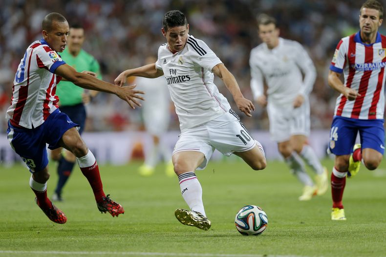 James Rodr&iacute;guez, del Real Madrid, disputa el bal&oacute;n Joao Mirando, del Atl&eacute;tico de Madrid, en la Supercopa de Espa&ntilde;a el martes 19 de agosto de 2014. (AP Foto/Daniel Ochoa de Olza)