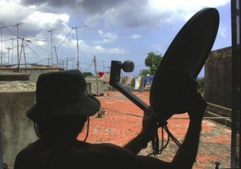 Un cubano está esperando un juicio en la Habana por poner antenas parabólicas en la isla.
