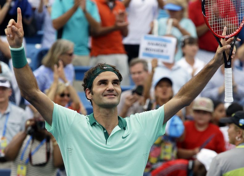 El suizo Roger Federer festeja tras superar a David Ferrer en la final del Masters de Cincinnati el domingo, 17 de agosto de 2014, en Mason, Ohio. (AP Photo/Al Behrman)