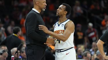 Monty Williams, entrenador de los Suns de Phoenix, saluda a Ish Smith, base de los Nuggets de Denver, en el sexto partido de las semifinales de la Conferencia Oeste, el jueves 11 de mayo de 2023 (AP Foto/Matt York)