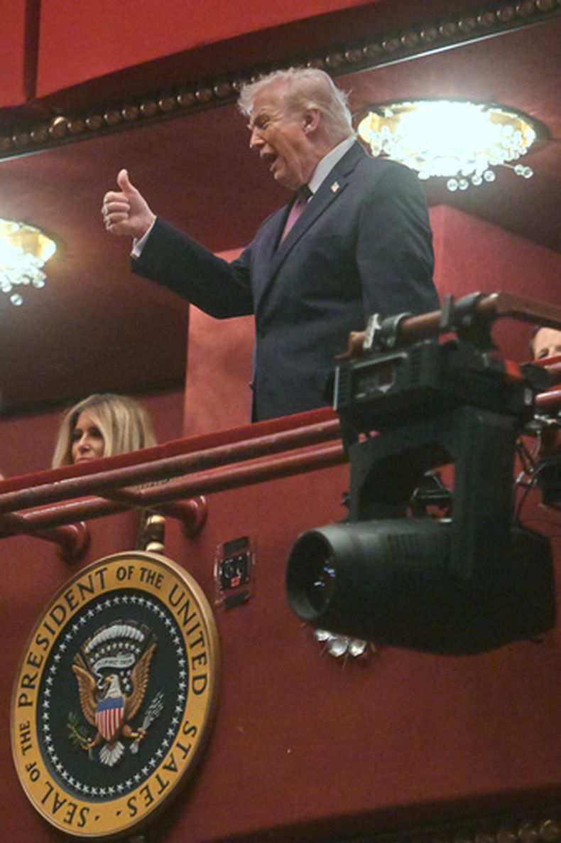 El presidente Donald Trump y la primera dama Melania Trump asisten a la función inaugural del musical Chicago en el Centro John F. Kennedy para las Artes Escénicas de Washington, el martes 31 de marzo de 2026. (AP Foto/Rod Lamkey, Jr.)