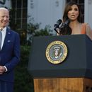 El presidente Joe Biden escucha mientras Eva Longoria habla antes de una función de la película Flamin Hot el jueves 15 de junio de 2023, en el Jardín Sur de la Casa Blanca en Washington. (Foto AP/Jacquelyn Martin)