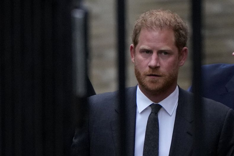 FILE - El príncipe Harry de Gran Bretaña llega a los Tribunales Reales de Justicia de Londres, el martes 28 de marzo de 2023. (Foto AP/Alastair Grant, archivo)