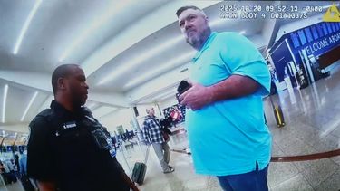 Esta imagen tomada a partir de una grabación de la cámara corporal de la policía del 20 de octubre de 2025 muestra a Billy Joe Cagle, de Cartersville, Georgia, a la derecha, hablando con los agentes de policía antes de ser arrestado dentro de la terminal nacional del Aeropuerto Internacional Hartsfield-Jackson de Atlanta en Atlanta. (Departamento de Policía de Atlanta vía AP)
