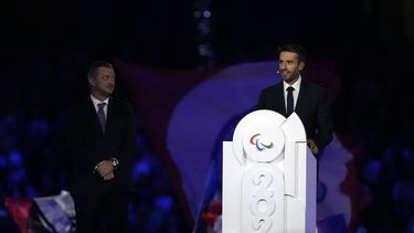 El presidente del comité organizador de los Juegos Olímpicos y Paralímpicos de París Tony Estanguet da un mensaje en la ceremonia de clausura de los Juegos Paralímpicos el domingo 8 de septiembre del 2024. (AP Foto/Michel Euler)