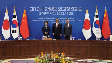 El ministro chino de Exteriores, Wang Yi, a la derecha; el ministro surcoreano de Exteriores, Park Jin, en el centro, y la ministra japonesa de Exteriores, Yoko Kamikawa, posan para una foto antes de una cumbre trilateral en Busán, Corea del Sur, el domingo 26 de noviembre de 2023. (AP Foto/Ahn Young-joon, Pool)