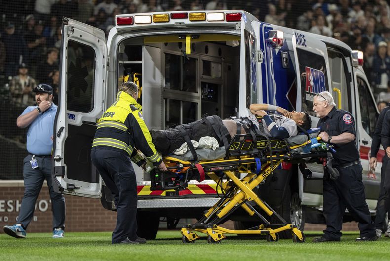 Oswaldo Cabrera de los Yankees de Nueva York es sacado en una ambulancia tras sufrir una lesión en el noveno inning del juego contra los Marineros de Seattle, el lunes 12 de mayo de 2025, en Seattle. (AP Foto/Stephen Brashear)