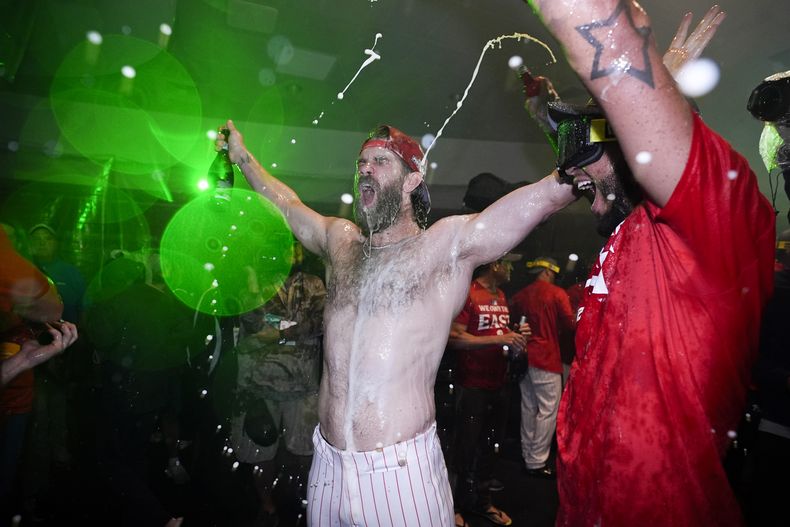 Bryce Harper de los Filis de Filadelfia celebra tras la victoria ante los Cachorros de Chicago para asegurar el título de la División Central de la Liga Nacional, el lunes 23 de septiembre de 2024, en Filadelfia. (AP Foto/Matt Slocum)