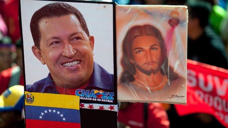 Militantes chavistas repiten la insólita oración como si estuvieran en la iglesia. "No nos dejes caer en la tentación del capitalismo, (...) líbranos de la oligarquía. (...) Por los siglos de los siglos, amén"