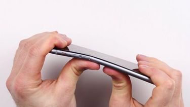 americateve | Miles de usuarios indignados publicaron en las redes sociales imágenes de sus nuevos smartphones de Apple deformados por el uso. Vea el video