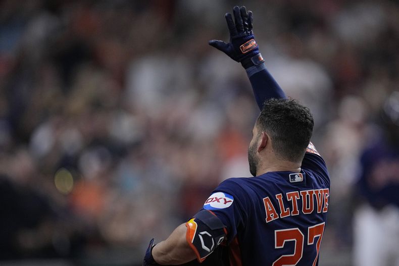 El venezolano José Altuve, de los Astros de Houston, agradece los aplausos tras conectar su hit 2.000, en el juego del sábado 19 de agosto de 2023 ante los Marineros de Seattle (AP Foto/Kevin M. Cox)