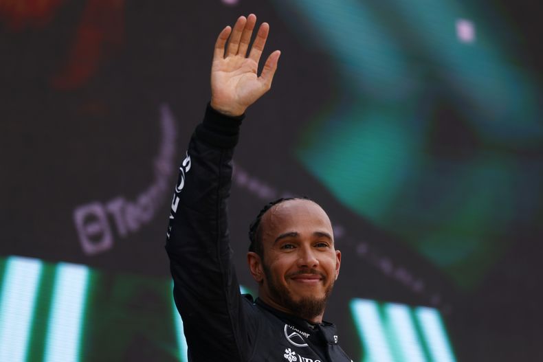 El piloto británico de Mercedes, Lewis Hamilton celebra su tercera posición en el Gran Premio de España de la Formula 1, en el circuito de Barcelona Cataluña en Montmeló, cerca de Barcelona, España, el domingo 23 de junio de 2024. (AP Foto/Joan Monfort)