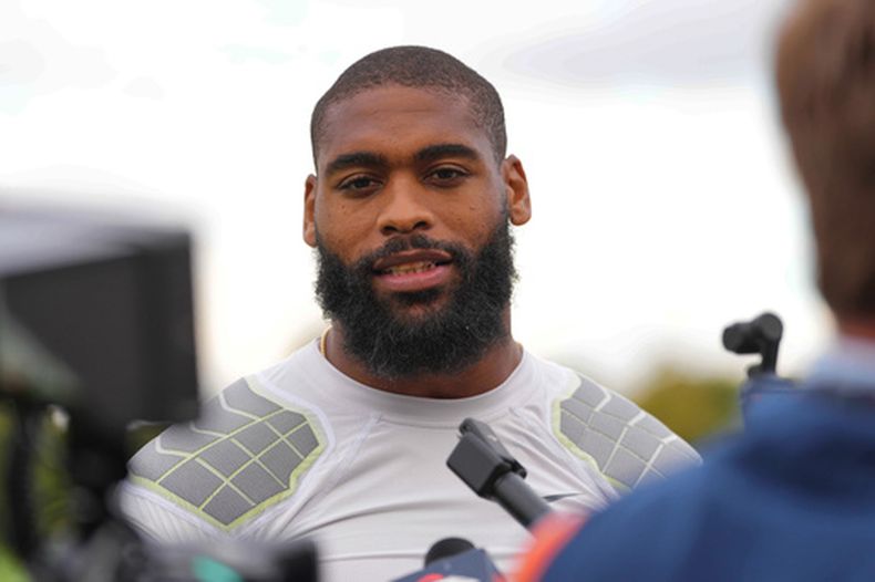 ARCHIVO - Jonathon Cooper, de los Broncos de Denver, habla con los medios de comunicación en las instalaciones de entrenamiento del Tottenham Hotspur, el miércoles 8 de octubre de 2025, en Londres. (AP Foto/Kirsty Wigglesworth, Archivo)