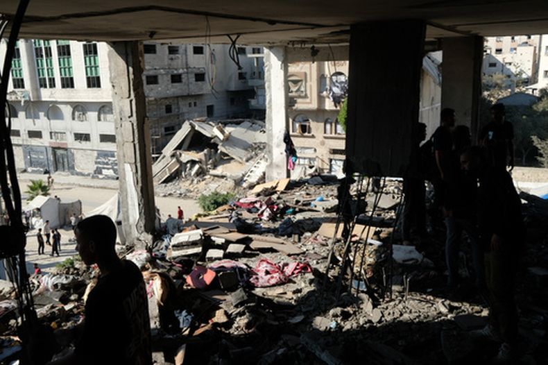 Residentes inspeccionan el lugar de un ataque aéreo israelí en Ciudad de Gaza, el sábado 18 de julio de 2026. (Foto AP/Jehad Alshrafi)