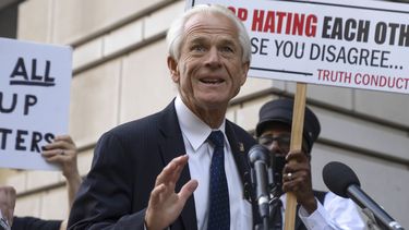 ARCHIVO - El exasesor comercial de la Casa Blanca, Peter Navarro, habla con los medios de comunicación a su salida de un tribunal federal, el martes 5 de septiembre de 2023, en Washington. (AP Foto/Mark Schiefelbein, Archivo)