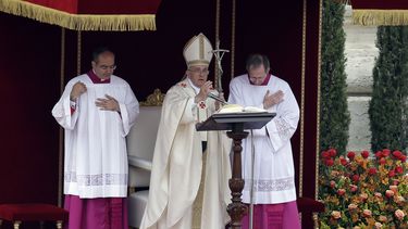 americateve | El papa Francisco bendice a los asistentes a la ceremonia de canonizaci&oacute;n de Juan Pablo II y Juan XXIII en la  plaza de San Pedro en el Vaticano el domingo 27 de abril de 2014. (Foto de AP/Alessandra Tarantino)
