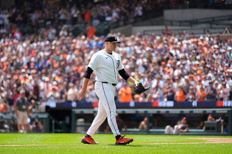 Tarik Skubal, lanzador estelar de los Tigres de Detroit, camina rumbo al dugout durante la séptima entrada del juego de béisbol de Grandes Ligas contra los Orioles de Baltimore, el miércoles 29 de julio de 2026, en Detroit. (AP Foto/Paul Sancya)
