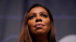 ARCHIVO – La fiscal general del estado de Nueva York Letitia James habla en la Convención Demócrata del estado de Nueva York en la ciudad del mismo nombre, el 17 de febrero de 2022. (AP Foto/Seth Wenig, Archivo)