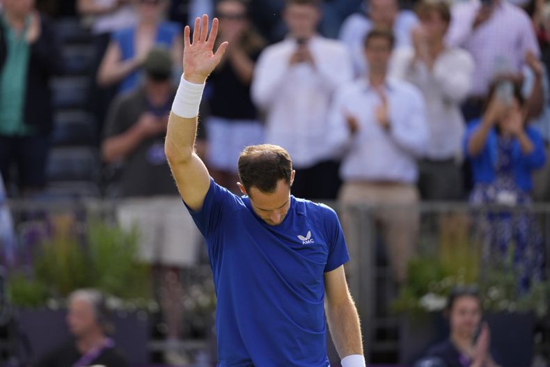 El británico Andy Murray saluda después de recibir aplausos de la afición tras retirarse de su encuentro ante el australiano Jordan Thompson en el torneo Queens Club el miércoles 19 de junio del 2024. (AP Foto/Kirsty Wigglesworth)