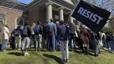 Estudiantes, docentes y miembros de la comunidad de la Universidad de Harvard durante una protesta, el jueves 17 de abril de 2025, en Cambridge, Massachusetts. (AP Foto)