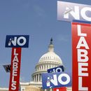 ARCHIVO - Gente del partido No Laberls (Sin Rótulos) realiza un acto frente al Congreso, Washington, 18 de julio de 2011. Más de 15.000 personas en Arizona se han registrado para afiliarse a un partido político nuevo con una posible “fórmula de unidad” contra Joe Biden y Donald Trump. (AP Foto/Jacquelyn Martin, File)