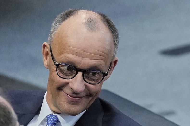 Friedrich Merz espera el inicio de una sesión donde, presuntamente, sería elegido nuevo canciller en el Parlamento federal de Alemania, conocido como Bundestag, en el edificio del Reichstag en Berlín, el martes 6 de mayo de 2025. (AP Foto/Ebrahim Noroozi)