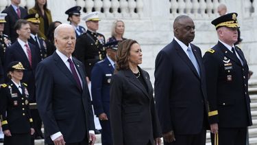 El presidente Joe Biden, a la izquierda, acompañado, de izquierda a derecha, por la vicepresidenta Kamala Harris, el secretario de Defensa Lloyd Austin y el mayor general del Ejército Trevor Bradenkamp, durante la Ceremonia de Honor a las Fuerzas Armadas en la Tumba del Soldado Desconocido, en el Cementerio Nacional, el lunes 27 de mayo de 2024, en Arlington, Virginia. (AP Foto/Susan Walsh)