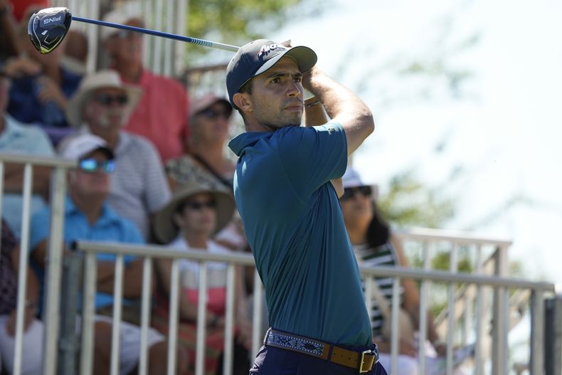 El mexicano Álvaro Ortiz observa su tiro de salida en el primer hoyo durante la segunda ronda del Abierto Mexicano de Golf, en Puerto Vallarta, México, el viernes 23 de febrero de 2024. (AP Foto/Fernando Llano)