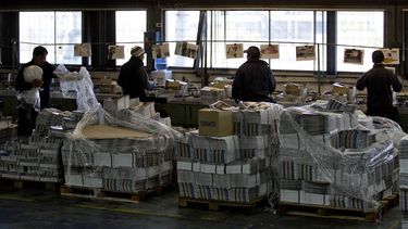 americateve | En esta foto del 14 de agosto de 2014, trabajadores enciuadernan revistas en la imprenta RR Donnelley en las afueras de Buenos Aires. El Agencia Federal de Ingresos P&uacute;blicos (AFIP) inform&oacute; el lunes 25 de agosto de 2014 que le solicit&oacute;