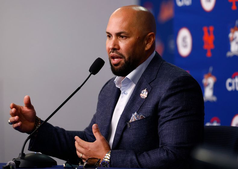 El mánager Carlos Beltrán responde preguntas de los reporteros durante una conferencia de prensa, el sábado 19 de septiembre de 2026, en Nueva York. (Foto AP/Noah K. Murray)