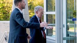 El exasesor de seguridad nacional del gobierno de Trump, John Bolton, derecha, llega para comparecer ante un juez en el tribunal federal de Greenbelt, en esa ciudad de Maryland, el viernes 17 de octubre de 2025. (AP Foto/Rod Lamkey, Jr.)