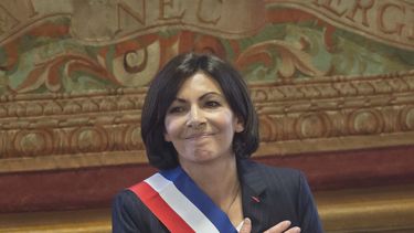 americateve | Anne Hidalgo, la primera alcaldesa de Par&iacute;s, al asumir su cargo el s&aacute;bado en la capital de Francia el s&aacute;bado 5 de abril de 2014. (Foto AP/Michel Euler)