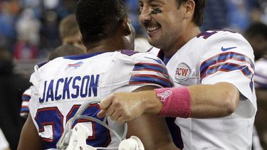 americateve | El quarterback de los Bills, Kyle Orton, derecha, abraza a su compa&ntilde;ero Fred Jackson tras derrotar a los Lions de Detroit el domingo, 5 de octubre de 2014, en Detroit. (AP Photo/Duane Burleson)