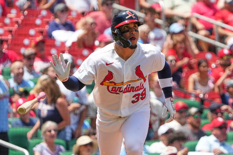 Bryan Torres, de los Cardenales de San Luis, observa su jonrón de dos carreras durante la segunda entrada de un partido de béisbol contra los Marlins de Miami, el domingo 28 de junio de 2026, en San Luis. (Foto AP/Jeff Roberson)