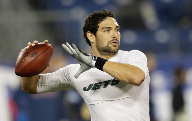 ARCHIVO - El quarterback de los Jets de Nueva York, Mark Sánchez, calienta antes de un juego de fútbol americano de la NFL entre los Jets y los Titans de Tennessee el lunes 17 de diciembre de 2012, en Nashville, Tennessee. (AP Photo/Wade Payne, Archivo)