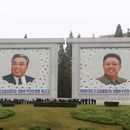 Ciudadanos visitan los retratos de los difuntos líderes norcoreanos Kim Il Sung y Kim Jong Il en el 78vo aniversario de la fundación del Partido Obrero de Corea en Pyongyang, Corea del Norte, 10 de octubre de 2023. (AP Foto/Jon Chol Jin)