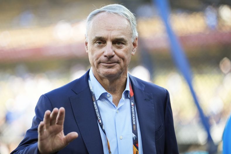 ARCHIVO- El comisionado de las Grandes Ligas Rob Manfred previo al segundo juego de la Serie Mundial entre los Dodgers de Los Ángeles y los Yankees de Nueva York, el 26 de octubre de 2024. (AP Foto/Ashley Landis)