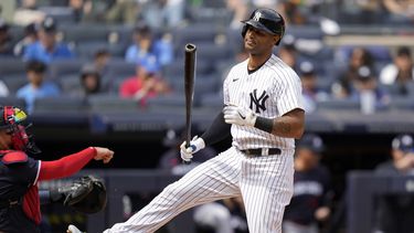 ARCHIVO - Aaron Hicks, de los Yanquis de Nueva York, se lamenta tras poncharse en un juego ante los Mellizos de Minnesota, el 16 de abril de 2023 (AP Foto/John Minchillo, archivo)