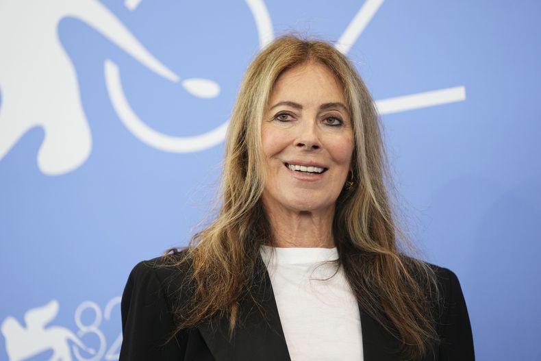 La directora Kathryn Bigelow posa para los fotógrafos en la sesión fotográfica de la película A House of Dynamite durante la 82ª edición del Festival de Cine de Venecia en Venecia, Italia, el martes 2 de septiembre de 2025. (Foto Scott A Garfitt/Invision/AP)