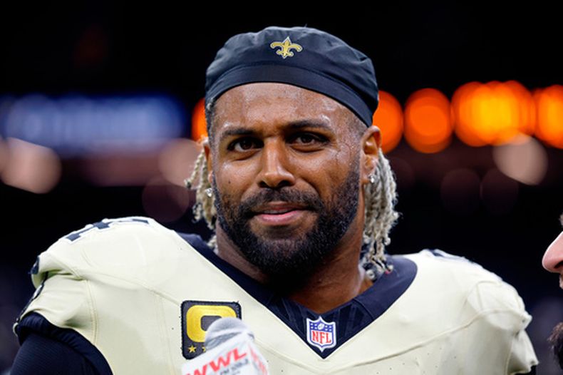 ARCHIVO - Foto del 21 de diciembre del 2025, el defensive end de los Saints de Nueva Orleans Cameron Jordan en entrevista para WWL Radio tras el juego ante los Jets de Nueva York. (AP Foto/Tyler Kaufman, Archivo)