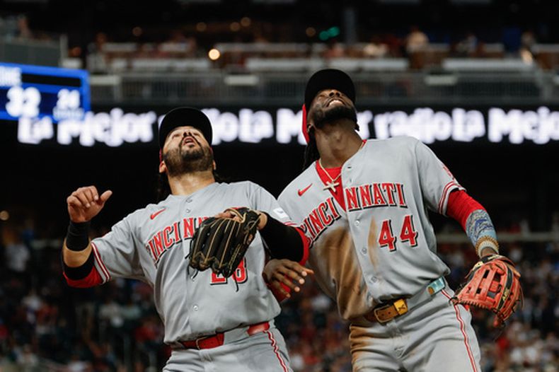 El tercera base de los Rojos de Cincinnati, Eugenio Suárez (28), y el campocorto Elly De La Cruz (44) disputan un elevado bateado por Ozzie Albies, de los Bravos de Atlanta, durante la segunda entrada de un partido de béisbol, el martes 22 de septiembre de 2026, en Atlanta. (Foto AP/Erik S. Lesser)
