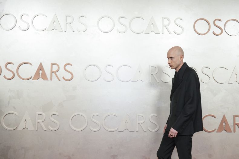 Daniel Blumberg llega a los Oscar el domingo 2 de marzo de 2025, en el Teatro Dolby en Los Angeles. (Foto AP/Jae C. Hong)