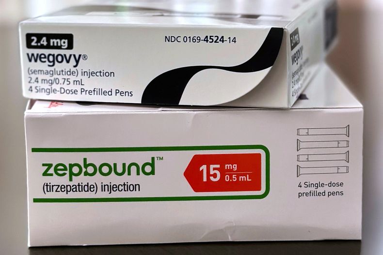 ARCHIVO – Cajas de los medicamentos Wegovy y Zepbound en California, el 8 de mayo de 2025. (AP Foto/JoNel Aleccia, Archivo)