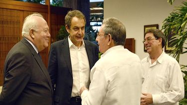 Zapatero y Moratinos reunidos con Raúl Castro y Bruno Rodríguez.