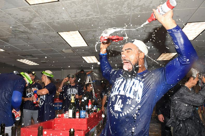 Teoscar Hernández de los Dodgers de Los Ángeles luego que el equipo aseguró su quinto título consecutivo en la División Oeste de la Liga Nacional, el jueves 17 de septiembre de 2026, en Cincinnati. (AP Foto/Tanner Pearson)