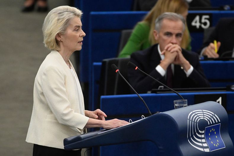 El primer ministro de Canadá, Mark Carney, a la derecha, escucha a la presidenta de la Comisión Europea, Ursula von der Leyen, durante el discurso anual sobre el Estado de la Unión Europea en el Parlamento Europeo, en Estrasburgo, en el este de Francia, el miércoles 16 de septiembre de 2026. (AP Foto/Pascal Bastien)