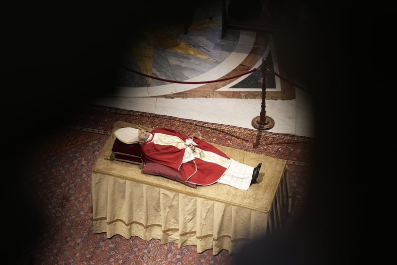 ARCHIVO - El cadáver del difunto papa emérito Benedicto XVI yace dentro de la Basílica de San Pedro el martes 3 de enero de 2023. (AP Foto/Andrew Medichini, Archivo)